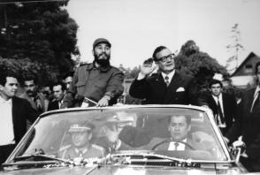 Fidel y Allende durante la visita a Chile en 1971. Al volante Patán.