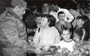 Fidel Castro recebe crianças soviéticas de Chernobyl em 29 de março de 1990. Foto: Liborio Noval