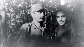 Fidel junto a Frank País, durante la primera reunión de la Dirección Nacional del Movimiento 26 de Julio, en la Finca de Epifanio Díaz campesino colaborador del Ejército Rebelde, 17 de febrero de 1957. Foto: Oficina de Asuntos Históricos del Consejo de Estado Fidel junto a Frank País, durante la primera reunión de la Dirección Nacional del Movimiento 26 de Julio, en la Finca de Epifanio Díaz campesino colaborador del Ejército Rebelde, 17 de febrero de 1957. Foto: Oficina de Asuntos Históricos del Consejo de Estado