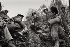 Fidel y el Che junto a otros guerrilleros de la Sierra. Fidel y el Che junto a otros guerrilleros de la Sierra.