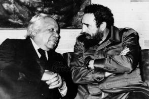Fidel y Guillén, quien en su verso y en su prosa abrazó las más nobles causas. Foto: Archivo de Granma Fidel y Guillén, quien en su verso y en su prosa abrazó las más nobles causas. Foto: Archivo de Granma