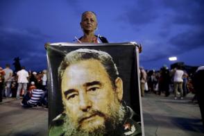 Mujer con gran afiche de Fidel en la Plaza Antonio Maceo, 3 de diciembre de 2016