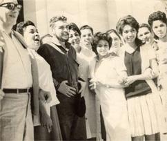 El Che Guevara con la brigada médica en Sidi Bel Abbes. Fuente: periódico Juventud Rebelde