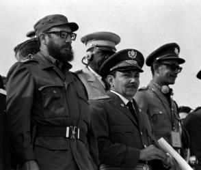 Fidel Castro y Raúl Castro en el desfile militar por el XV anivaersario del Triunfo de la Revolución