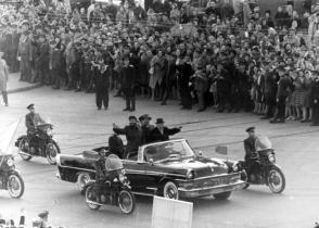 Fidel Castro y Nikita Jrushchov en las calles de la URSS