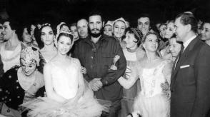 Fidel Castro junto a integrantes del Ballet