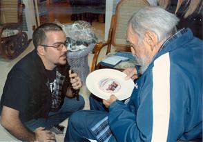 Randy Perdomo, presidente de la FEU le obsequia un plato de cerámica a Fidel Castro