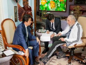 Fidel Castro recibe al Primer Ministro de Japón, Shinzo Abe
