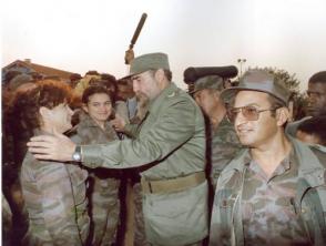 Fidel conversa con mujeres cubanas que cumplían misión internacionalista en Angola