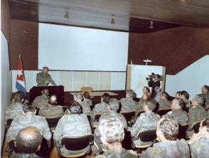 Fidel interviene ante los jefes militares de Cuba en Angola