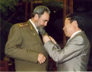 Recibe la medalla de mérito de la orden Sukhe Bator de manos del embajador de Mongolia en Cuba