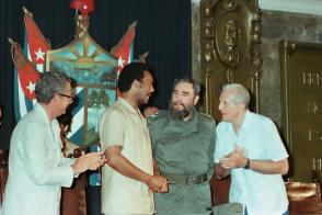 Acompaña al reverendo Jesse Jackson en una visita a la Universidad de La Habana