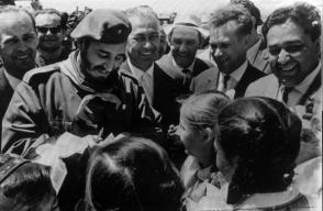 Fidel Castro junto a niñas en Uzbekistán