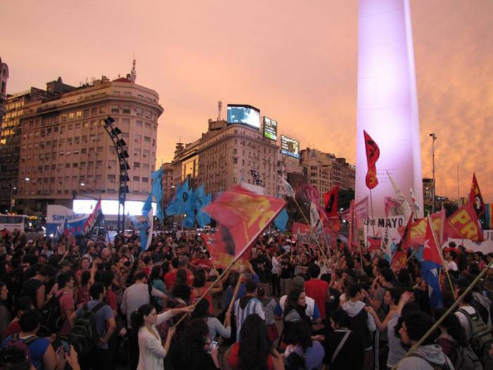 Argentinos homenajean a Fidel Castro Ruz