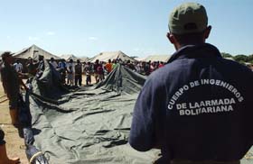 Jóvenes haitianos levantan el campamento Simón Bolívar.