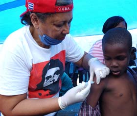 Los doctores cubanos vacunaban contra el tétano ayer en el estadio de fútbol de Puerto Príncipe.