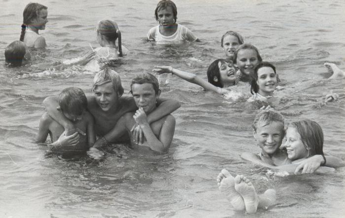 Los infantes de la nación euroasiática damnificados por la catástrofe nuclear disfrutan de la playa de Tarará como parte de su rehabilitación. Foto: Pedro Beruvides
